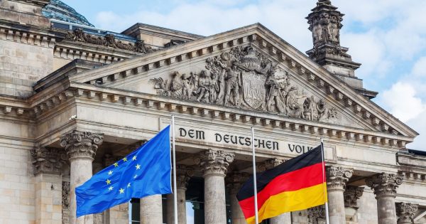 Reichtag Berlig, flaga Niemiec i Unii Europejskiej - niemiecka gospodarka